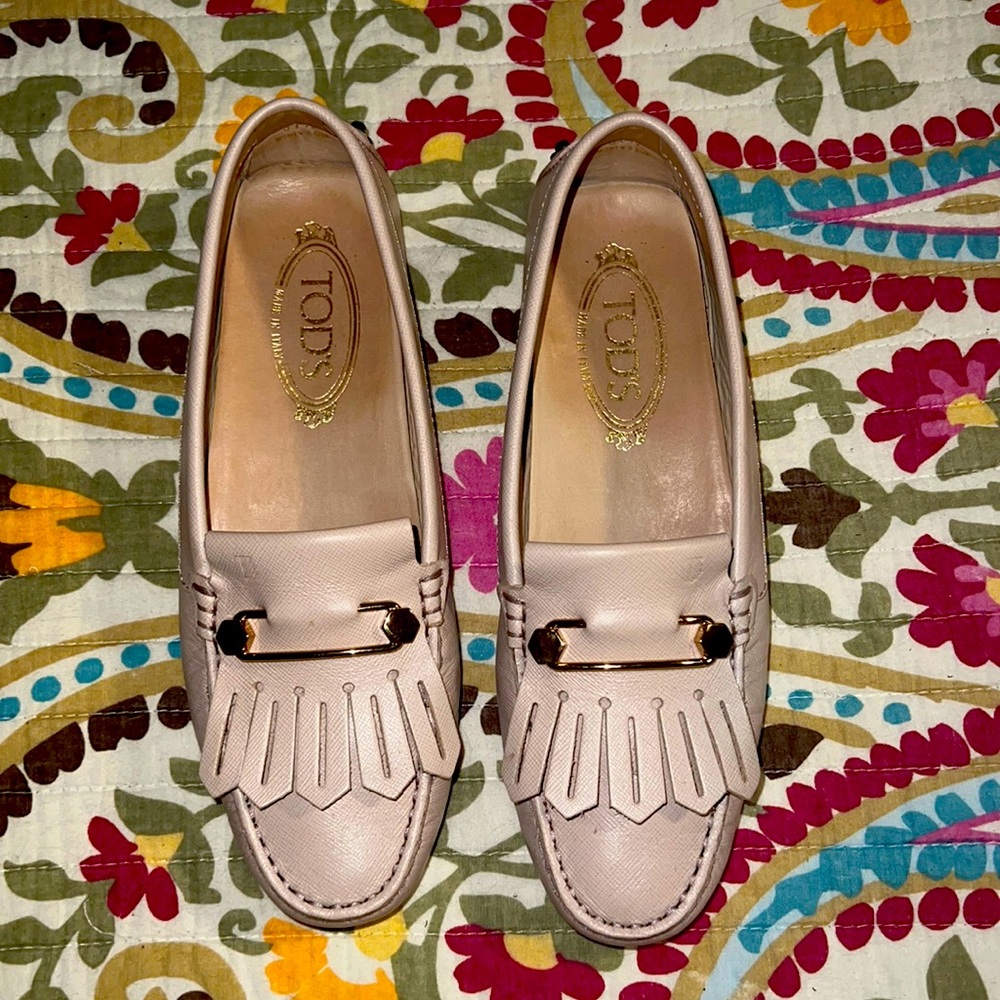 100% Authentic. Gorgeous Pale Pink Leather TOD’S shoes, size 37 1/2. Like new!